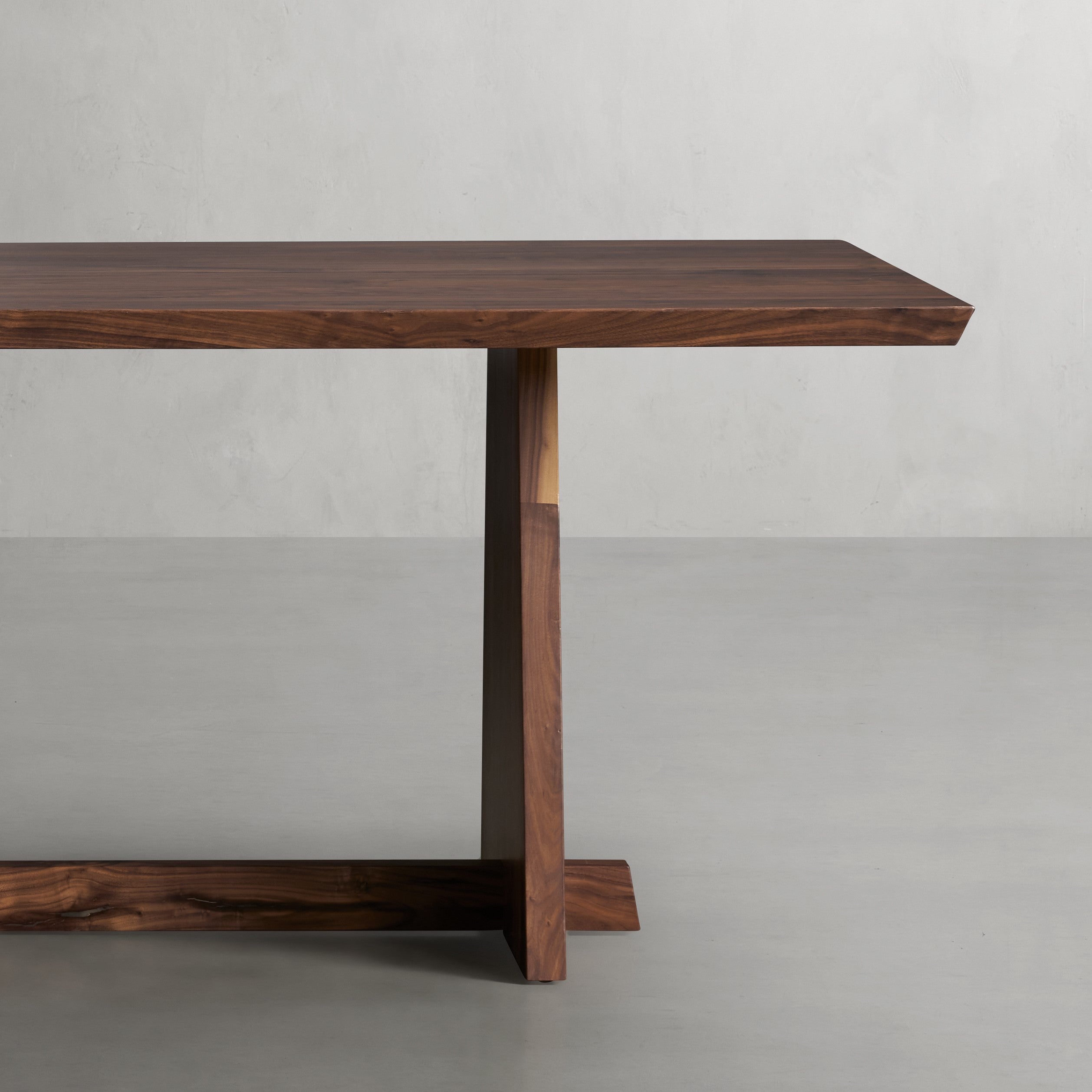 Saturro Dining Table