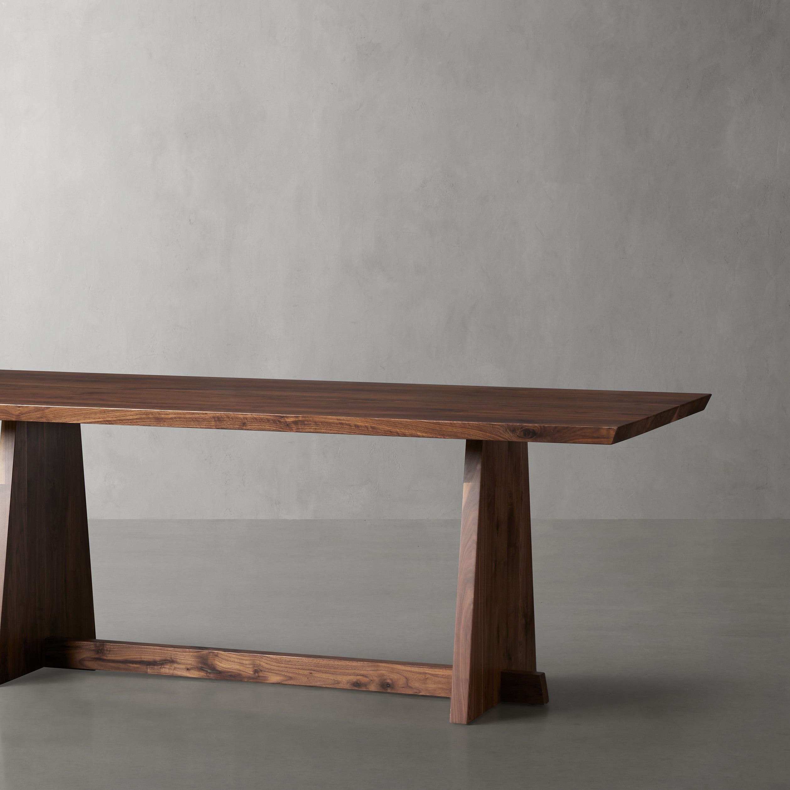 Saturro Dining Table